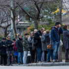 Ciudadanos esperando para votar en el colegio electoral Narcís Monturiol de Barcelona.