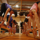 Un grupo de gimnastas entrenando en el CAR de León. JESÚS