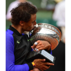 El tenista balear besa su décima 'Copa de los Mosqueteros' tras imponerse a Wawrinka en la final de París 6-2, 6-3 y 6-1. CAROLINE BLUMBERG