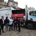 El alcalde y miembros de su equipo presentaron el nuevo camión de recogida de la basura. L. DE LA MATA