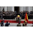 Salida del féretro con los restos mortales del expresidente Adolfo Suarez del Congreso de los Diputados.
