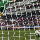 Imagen de un portero que observa como el balón se introduce en su portería.
