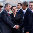 Obama, a su llegada al aeropuerto de Atenas, donde ha sido recibido por el ministro griego de Defensa, Panagiotis Kommenos.