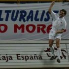 Paulino celebra un gol con la camiseta de la Cultural.