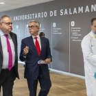 El consejero de Sanidad, Alejandro Vázquez Ramos, suscribe un convenio entre la Gerencia Regional de Salud, IBSAL y Novartis para el desarrollo de una herramienta pionera para prevenir enfermedades cardio y cerebrovasculares. SUSANA MARTÍN