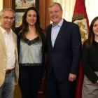 Yohanna Alonso junto al alcalde Antonio Silván y los concejales López Benito y Marta Mejías. CÉSAR