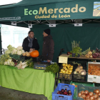 Pedro Llamas, concejal de Comercio, junto al vicepresidente de Agrele, Ricardo Dávila. FERNANDO OTERO