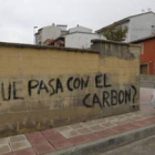 Pintada sobre el carbón que lleva ya varios meses en una calle de La Robla.