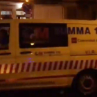 La ambulancia del 112 que ha acudido a atender a la joven apuñalada en Alcorcón (Madrid), este domingo por la noche.Muere la joven de 17 años apuñalada en Madrid.