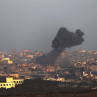 Una columna de humo de un ataque israelí en Gaza se aprecia a distancia.