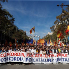 Miles de personas se concentran en el centro de Barcelona, convocadas por Societat Civil Catalana, para decir "basta" al proceso independentista. TONI ALBIR