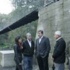 El alcalde de Carracedelo y otros vecinos acudieron a la inauguración ayer del nuevo puente colgante