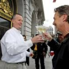Una pareja de homosexuales celebran su boda en San Francisco