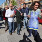 Gloria Fernández Merayo, ayer en la avenida de América, junto a vecinos del barrio.