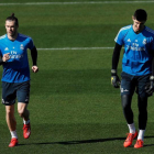 Bale (d) junto a Courtois en el último entrenamiento del Madrid.