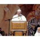 El papa Francisco oficia una misa en el estadio internacional de Amán, este sábado.