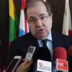 Herrera atiende a los medios tras asistir al Comité de las Regiones de la UE, ayer en Bruselas. WAGNER