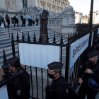 Decenas de agentes policiales accedieron al lugar del juicio para garantizar la seguridad. IAN LANGSDON