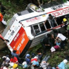 Servicios de rescate sacan cuerpos del autobús accidentado.
