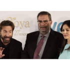 El presidente de la Academia de Cine, Enrique González Macho, entre los actores Antonio de la Torre y Elena Anaya.