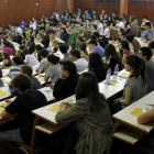 Estudiantes que realizaron la selectividad hace unos días en una de las aulas de la Facultad de Derecho de la Universidad.