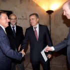 El consejero de Educación y el rector de Salamanca saludan al secretario de Estado de Universidades.