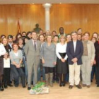 Foto de familia de las quince alumnas que recibieron sus diplomas y de las treinta y dos que comienz