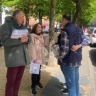 Los candidatos leonesistas, ayer en la campaña por las calles de León. DL