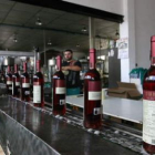 Botellas etiquetadas con destino al mercado asiático, uno de los que resultan más complicados.