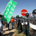 Los antidisturbios impiden el paso a la A-62 a los manifestantes de Asaja.