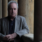 El novelista John Banville en el claustro renacentista de San Marcos.