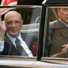 El presidente de Italia, Giorgio Napolitano, acompañado de Silvio Berlusconi, en una imagen de archi