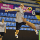 Ángel Montoro intenta un lanzamiento durante el entrenamiento del Reale Ademar.