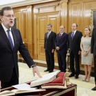 El reelegido presidente del Gobierno, Mariano Rajoy, jura el cargo ante el Rey, esta mañana en el Palacio de La Zarzuela.