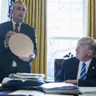 El consejero delegado de Intel, Brian Krzanich, conversa con el presidente Donald J. Trump. C. KLEPONIS