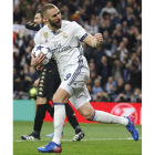Benzema celebra su tanto con el que se abrió la remontada blanca ante el Nápoles. JUANJO MARTÍN