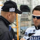 Contador habla con el director del Saxo Bank, Bjarne Riis, tras el entrenamiento de ayer en Palma.