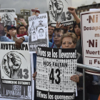 Manifestación en Ciudad de México, en el 2015, en apoyo a los familiares y amigos de los 43 estudiantes de Ayotzinapa desaparecidos