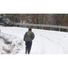 Aspecto matinal de la carretera LE-711, cerca de Ocero, convertida en una pista de patinaje