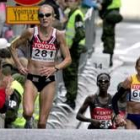 La atleta británica Paula Radcliffe gana metros durante un momento del maratón celebrada ayer