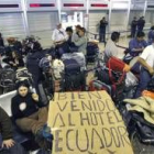 Unos pasajeros de Air Madrid esperan junto a su equipaje en Barajas