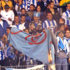 Aficionados del grupo radical Riazor Blues queman una bandera durante un partido, en octubre del 2003.