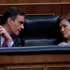 El presidente del Gobierno departe con Carmen Calvo en el hemiciclo. CHEMA MOYA