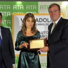 El consejero de Fomento de la Junta, Antonio Silván, recoge el premio al mejor emprendedor, otorgado