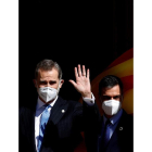 El rey Felipe VI junto a Pedro Sánchez a la entrada del Congreso. CHEMA MOYA