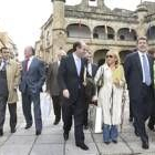 Fernández Mañueco, ayer con Isabel Carrasco y otros senadores del PP por Castilla y León