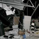Miembros de los equipos de rescate tratan de llegar a las personas sepultadas bajo los hierros