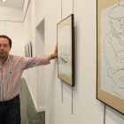 Santiago Castelao, junto a sus viñetas, en Ponferrada.