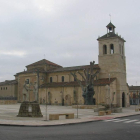 La plaza de Boñar, testigo de ferias y fiestas, mantiene la tradición, pese a los cambios del Maragato y el Negrillón.