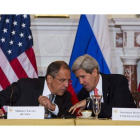El ministro de Exteriores ruso, Serguei Lavrov y el secretario de Estado de EEUU, John Kerry, conversan durante una reunión en Washington, el viernes.